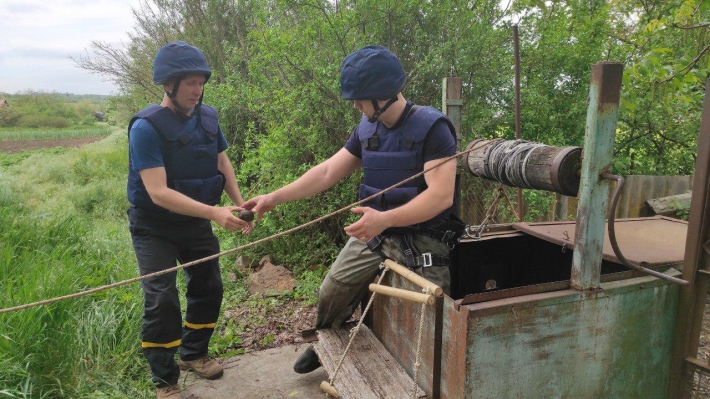 В Запорожской области в колодце обнаружили гранату (фото)