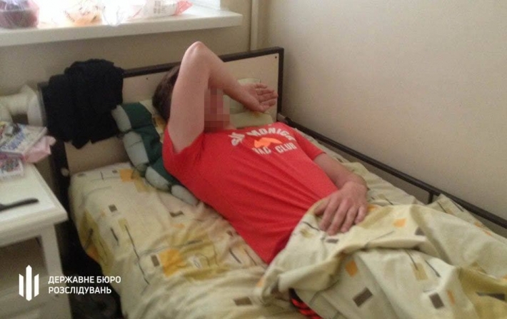 В Одессе полицейский "воспитывал" молодого парня: у пострадавшего перелом носа, фото