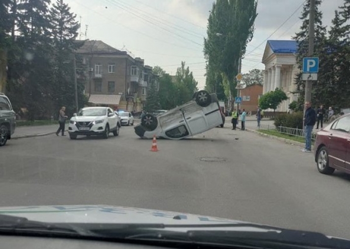 В Запорожье в результате ДТП автомобиль перевернулся на крышу (фото)