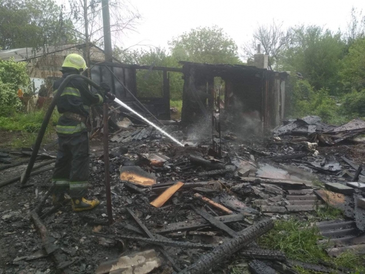 В Запорожье семь спасателей тушили пожар на территории частного дома