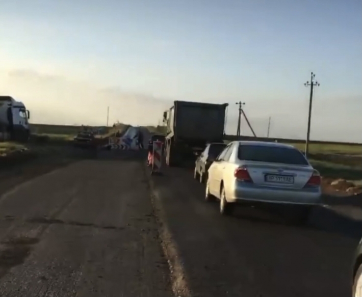 Курортники застряли в пробке по дороге на Кирилловку (видео)