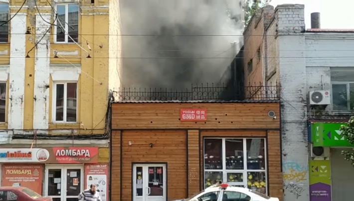 В центре Киева вспыхнул пожар - улицы затянуло дымом: видео