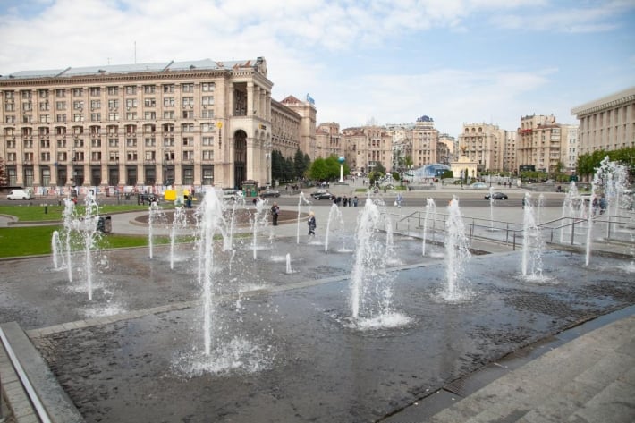 В центре Киева парень на глазах у прохожих справил нужду в фонтан (видео)