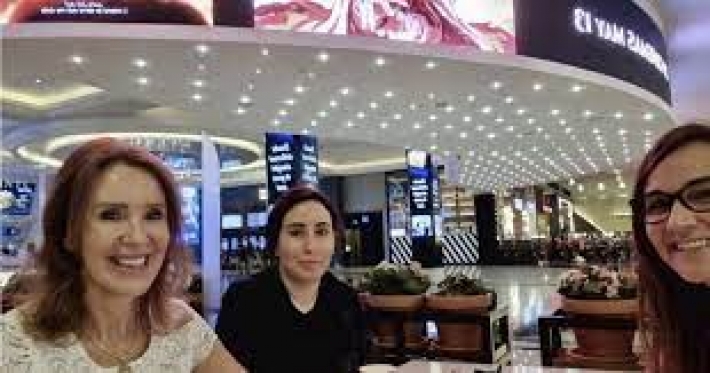 С подругами в Дубае: в Сети появилось новое фото дочери богатого шейха, который якобы держит ее в заложниках
