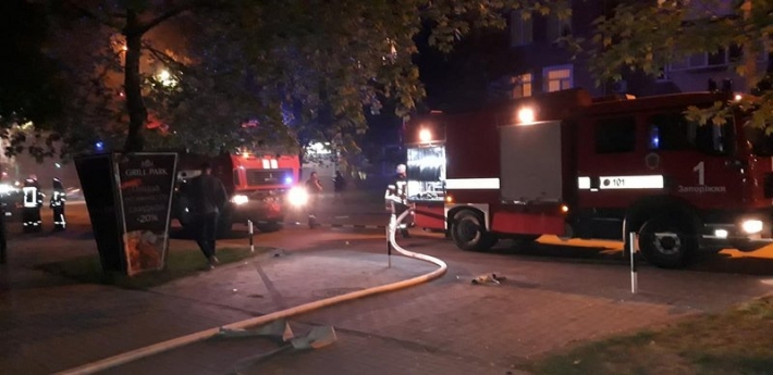 В Запорожье загорелось кафе на центральном проспекте (видео)