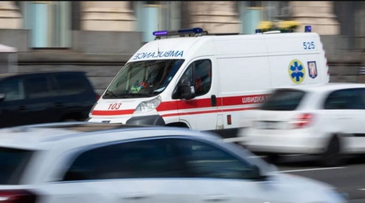 В Запорожье перевернулся автомобиль, пострадала молодая девушка