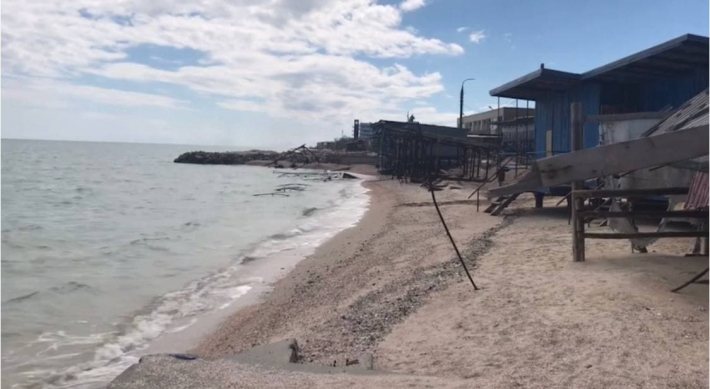 Пляжа почти нет и вместо кафе развалины – как Кирилловка гостей встречает (видео, фото)