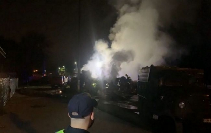 Масштабное ДТП в Киеве: грузовик наехал на легковое авто и загорелся