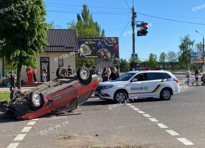 ДТП с переворотом в Мелитополе спровоцировало такси - появилось видео за несколько секунд до аварии