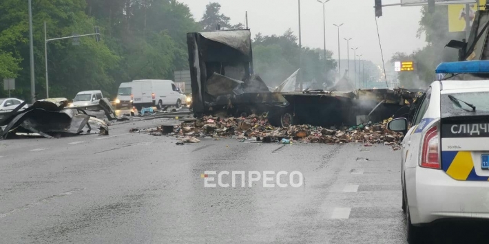 На Житомирской трассе произошло жуткое ДТП - авто сгорели полностью, погибли люди: фото и видео