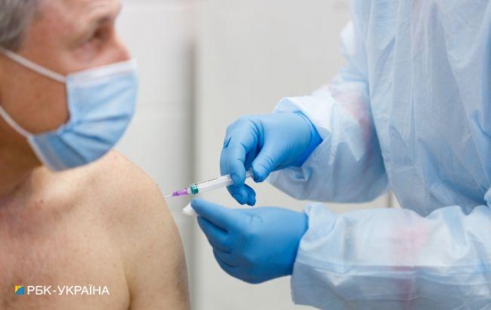 Украинцам рассказали, почему переболевшим COVID-19 нужна прививка