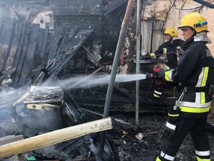В Запорожской области пять спасателей тушили пожар в частном доме