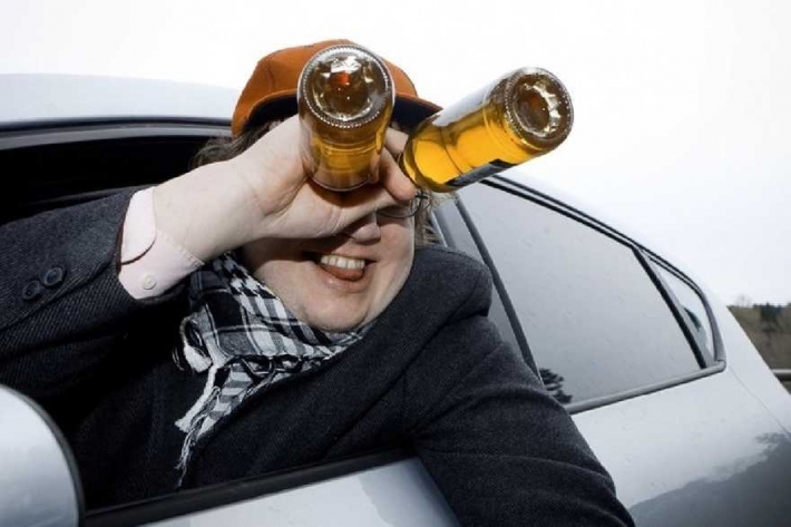 В Запорожье пьяный водитель влетел в дорожный знак (фото)