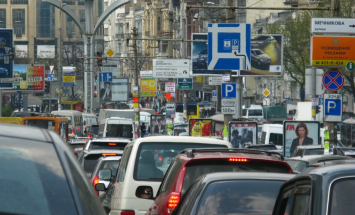 В Киеве водитель авто парализовал движение троллейбусов: видео