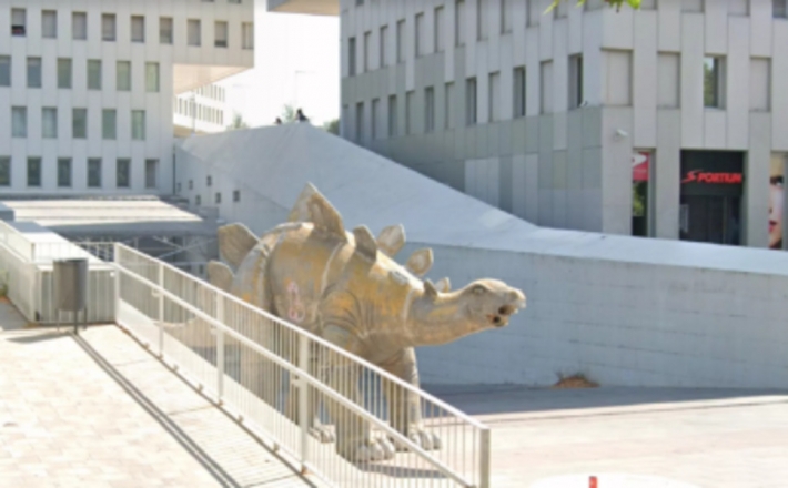 В Испании в статуе динозавра нашли труп мужчины: он мог попасть туда случайно (видео)