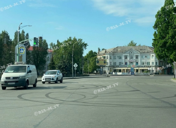 Полиция занялась поиском дрифтера, который куражился в Мелитополе (видео)
