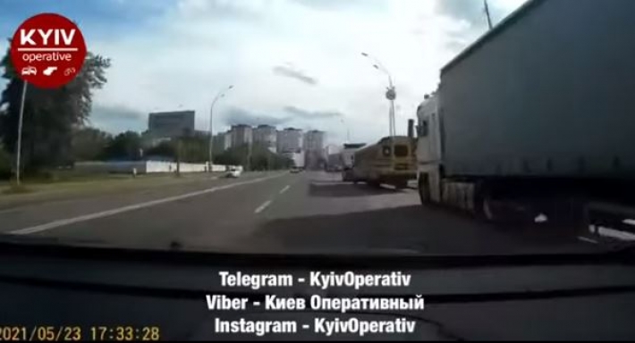 В Киеве неадекватный водитель подрезал авто и устроил жуткую расправу прямо на дороге – видео