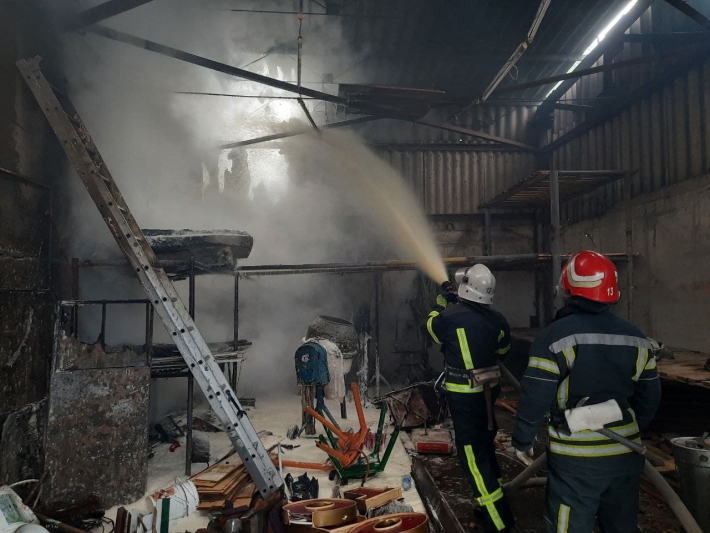 В Запорожской области ликвидировали пожар в промышленном помещении