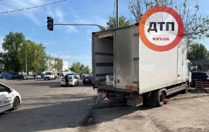 В Киеве неуправляемый грузовик едва не лишил жизни мужчину: фото