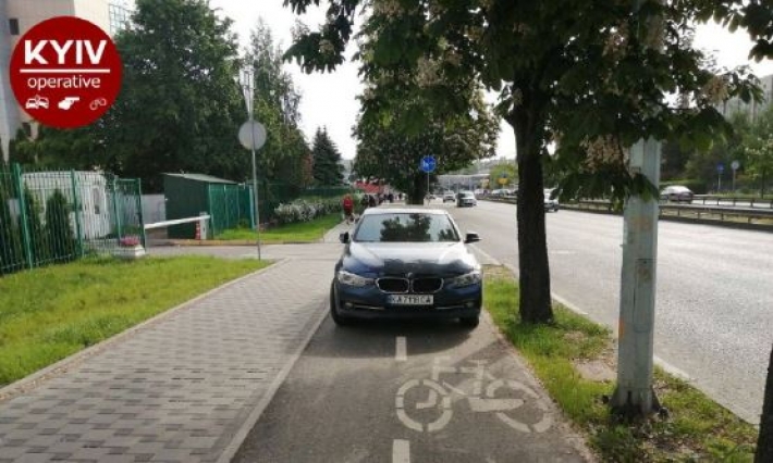 В чем логика? В Киеве заметили уникального "героя парковки", фото