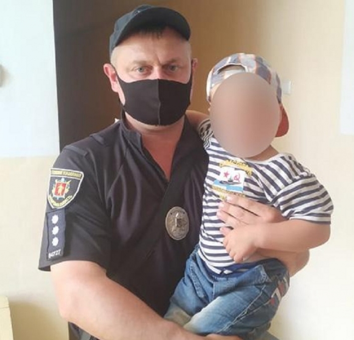 В Мелитополе полицейский забрал малыша у нетрезвой парочки на улице (фото)