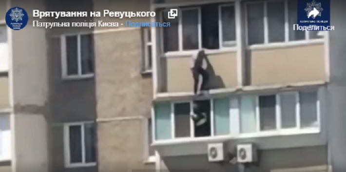 В Киеве пожилой мужчина балансировал на карнизе 12-го этажа, видео