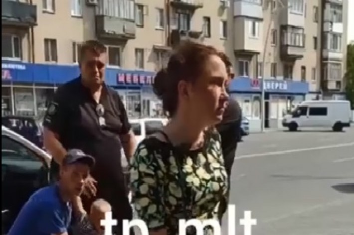 Нетрезвая мать и мужчина с топором - как в центре Мелитополя маленького ребенка спасали (видео 18+)