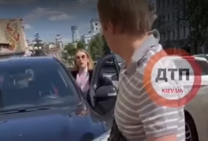 Катались по тротуару и угрожали всем: в Киеве парочка отметилась наглой выходкой на авто, видео