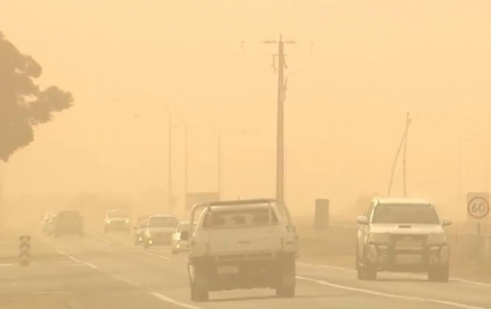 По Австралии пронеслись пыльные бури (видео)