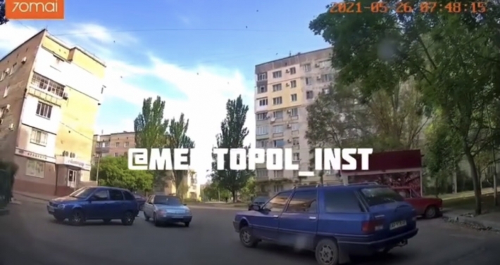 В Мелитополе два гения парковки "сделали утро" автомобилистам (видео)