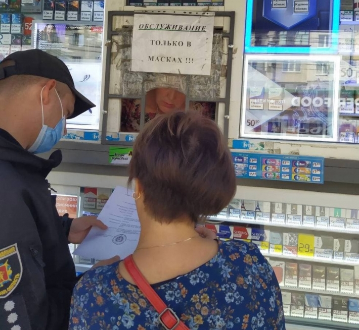 В Мелитополе на центральном рынке полиция прошлась по сигаретным лоткам (фото)