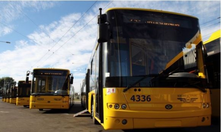 "Стало очень страшно": в Киеве неадекват устроил жуткое ЧП в троллейбусе, валит дым, видео