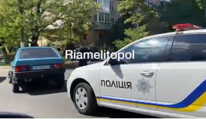 В Мелитополе на бульваре дорогу не поделили два ВАЗа (видео)