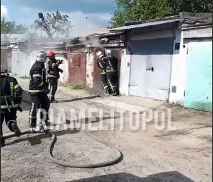 В Мелитополе сгорел гараж (видео)