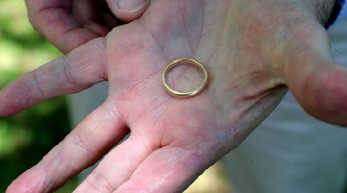 Мужчине вернули обручальное кольцо через 55 лет после потери - семья искала его всю жизнь