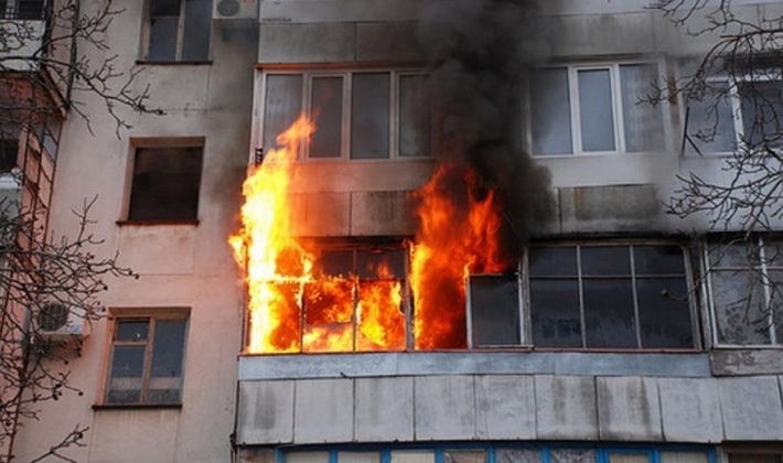 В Запорожье восемь спасателей тушили пожар в многоэтажке