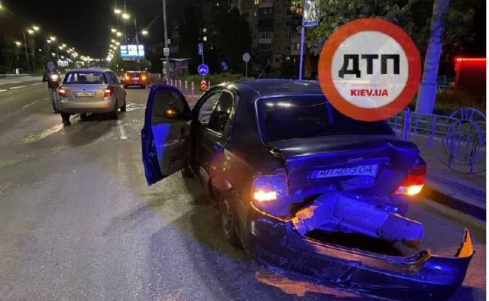 В Киеве произошло серьезное ДТП с участием такси - авто смяло: фото