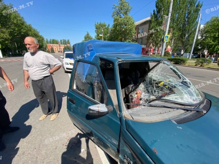 От силы удара у авто выбито стекло - в Мелитополе сбили мужчину (фото, видео)