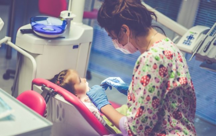 Скандал под Киевом: стоматологи без согласия матери удалили ребенку сразу 12 зубов