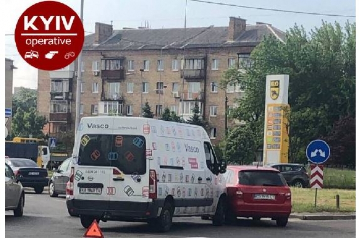 В Киеве на расстоянии 100 метров произошло сразу два ДТП: фото с места