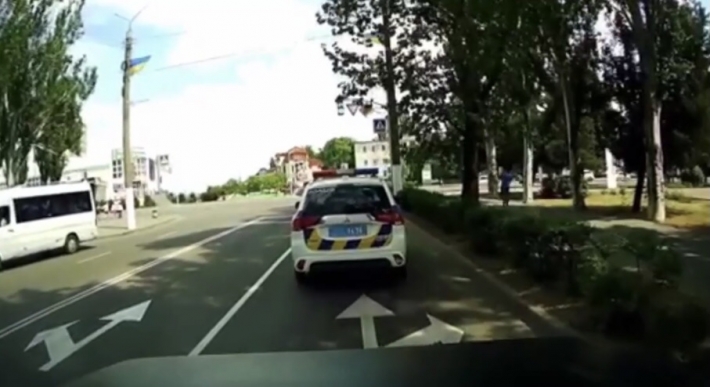В Мелитополе автомобиль правоохранителей показал плохой пример (видео)