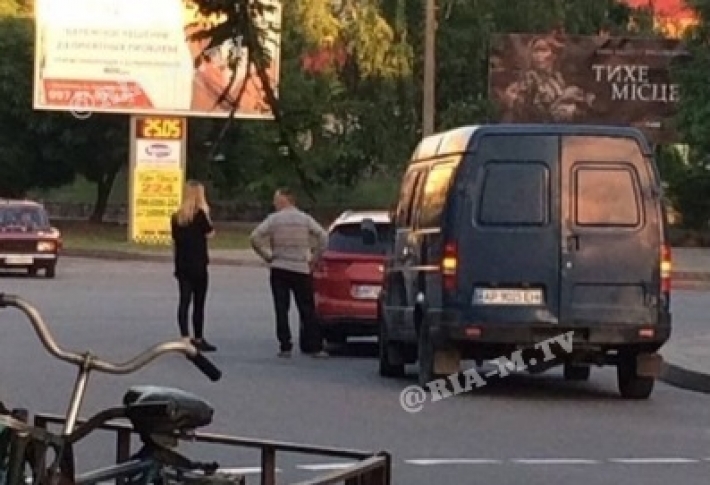 В Мелитополе на перекрестке водитель "Газели" подрезал "КИА" (видео)