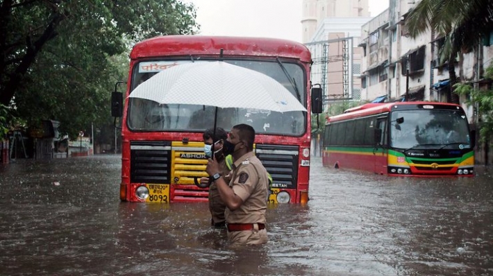 В Индии "зверствует" мощный разрушительный циклон (видео)
