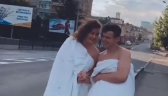 По улицам Ровно гуляла пара в одеялах (видео)