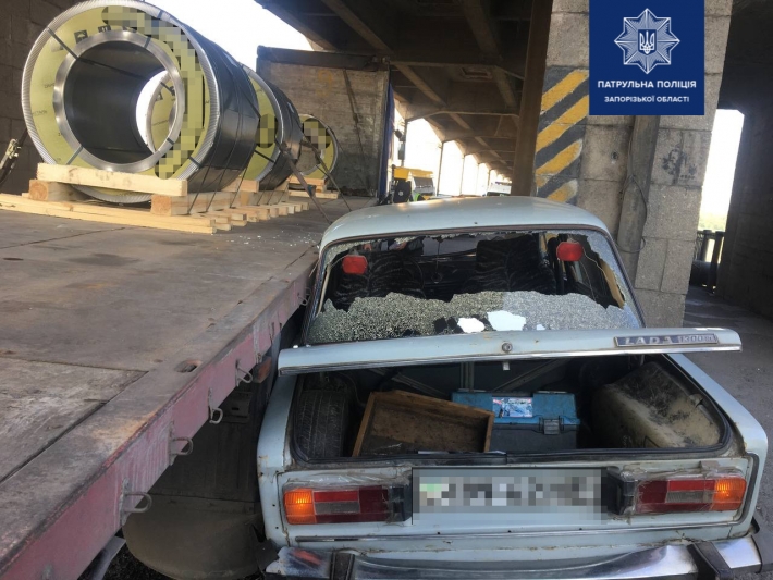 В Запорожье в результате ДТП грузовик зажал ВАЗ (фото)