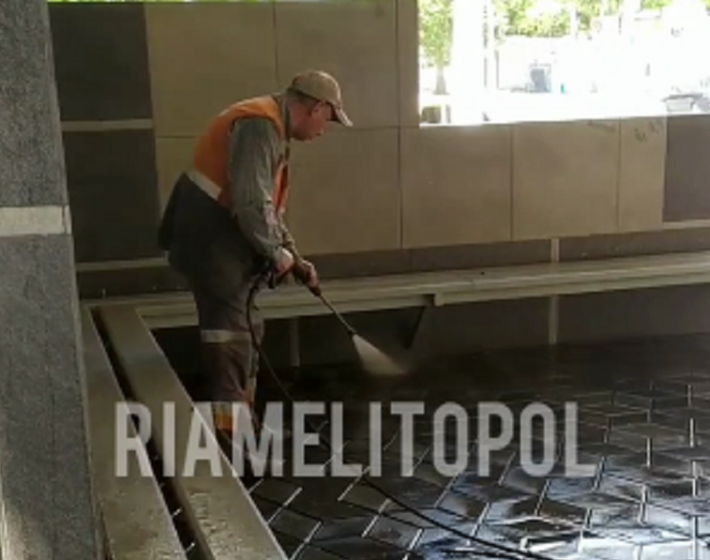 В Мелитополе коммунальщики устроили банный день остановкам (видео)