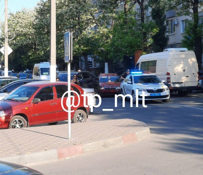 В Мелитополе возле АТБ не смогли разъехаться Лексус и Рено (фото, видео)