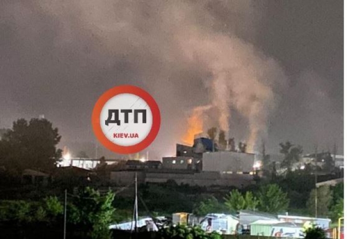 Под Киевом вспыхнул серьезный пожар на фабрике - валит дым: фото