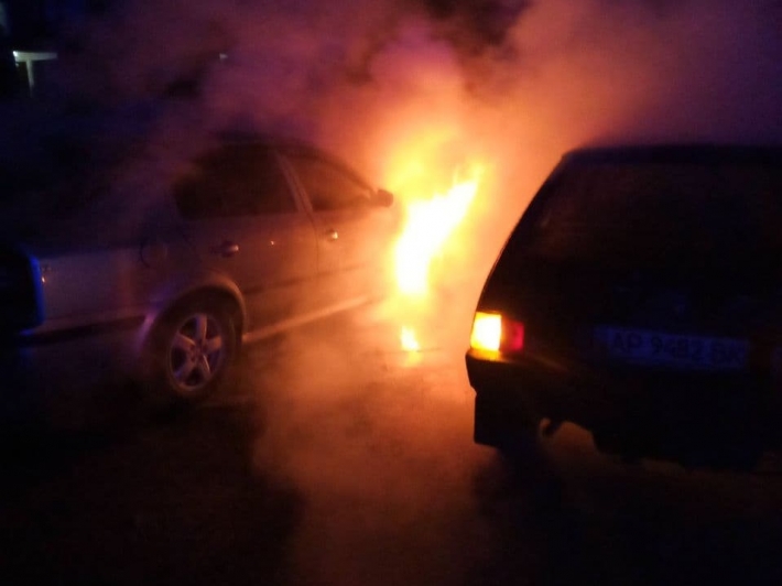 В Запорожье в очередной раз горела иномарка (фото)