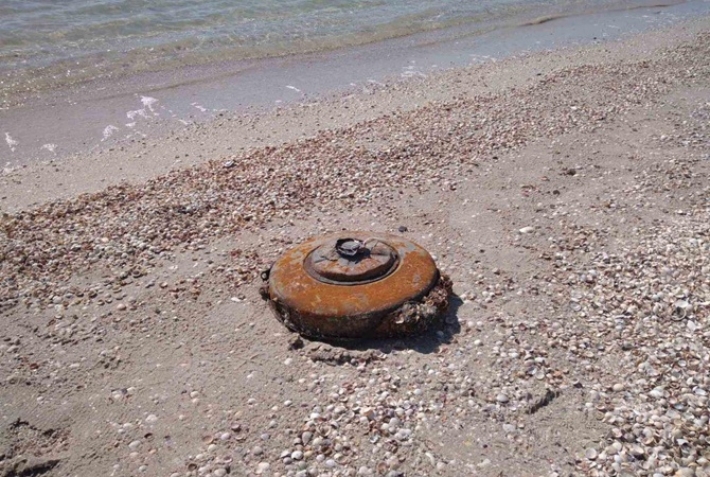 На берег моря в Кирилловке вынесло две противотанковые мины (фото)